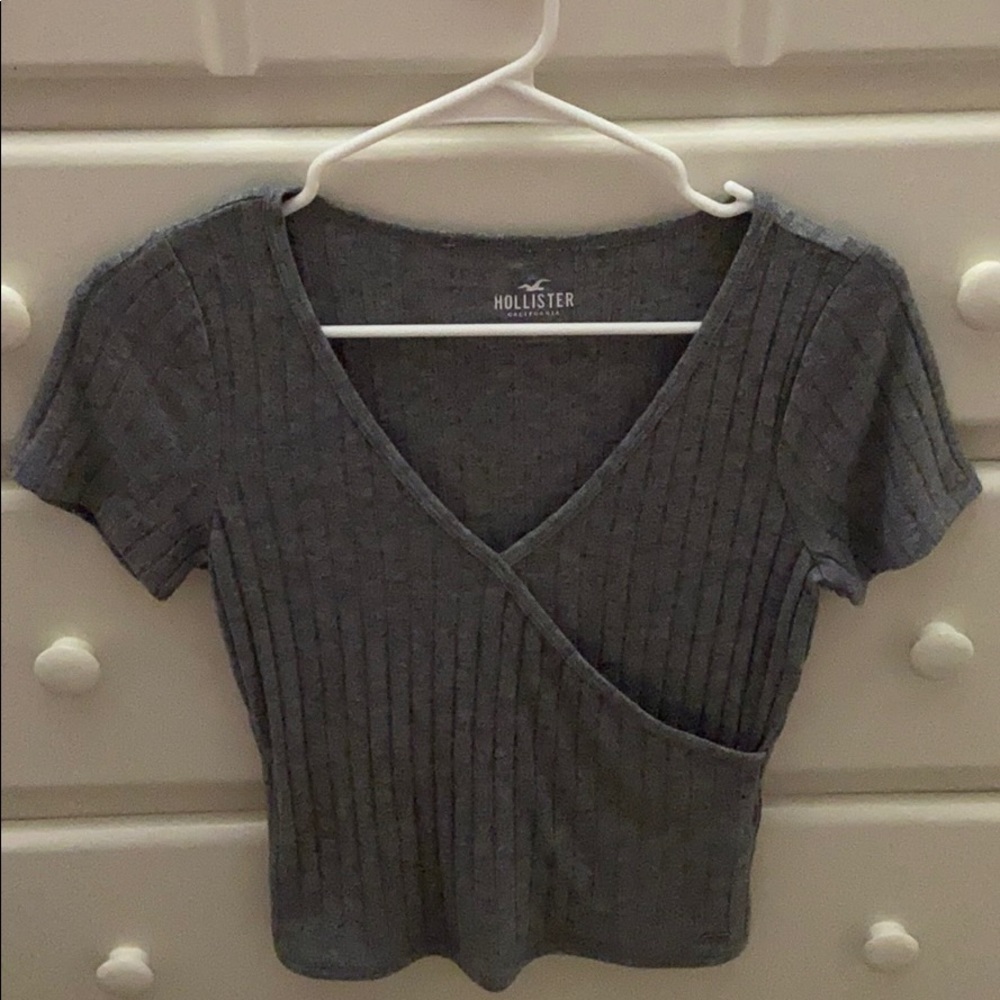 gray t-shirt